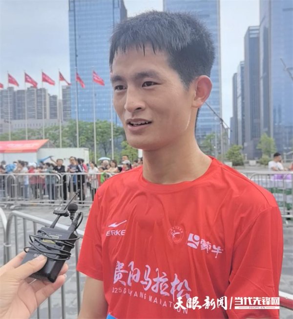 恒利配资 2025贵阳马拉松｜“虐到腿抖，爽到飞起！”——湖北跑者滕正清眼中的贵马“英雄十八坡”