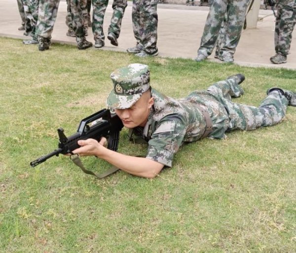 鳄鱼配资 网上有人公然晒枪 民兵小伙协助警方依法查缴