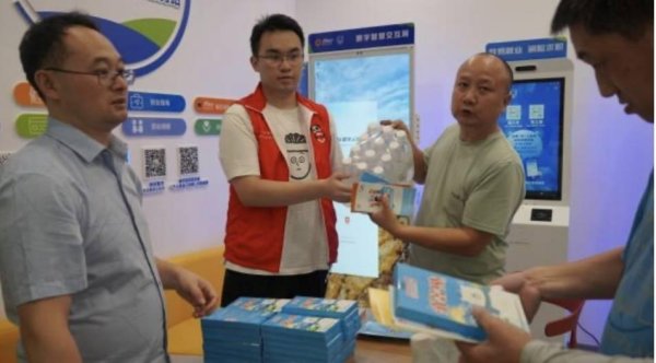 垒富优配 酷暑难耐！成都为网约车司机送来清凉“大礼包”